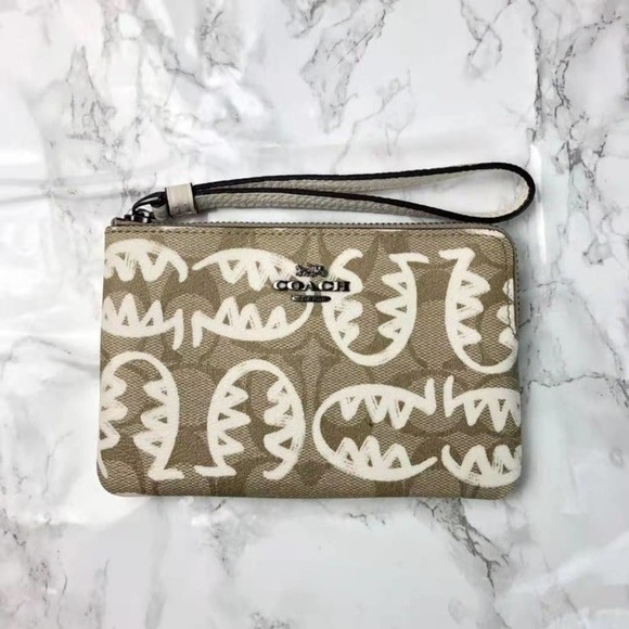 COACH 4406 CORNER ZIP WRISTLET - Picture 1 of 5